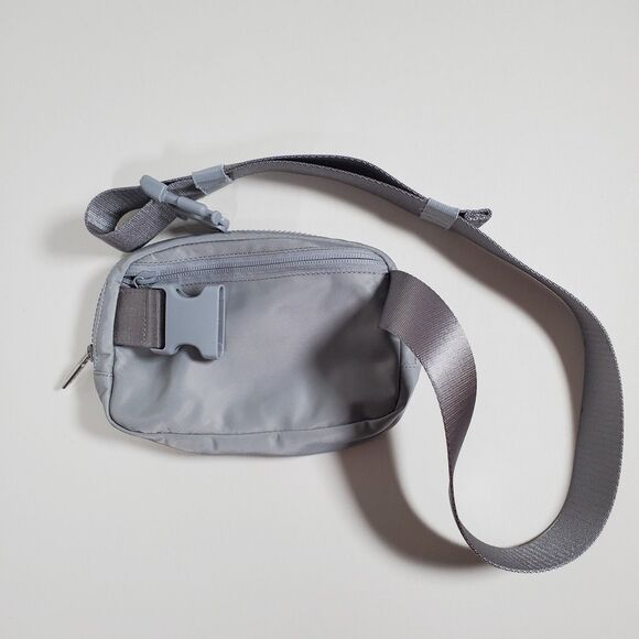 NEW Lululemon Women’s Everywhere Belt Bag 1L Silver Drop Nylon Athleisure - Picture 5 of 7